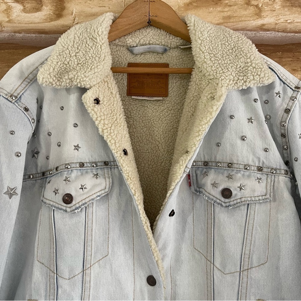 ❤️‍🔥Levi’s light wash Sherpa lined star studded denim trucker jacket size XL - Picture 3 of 16